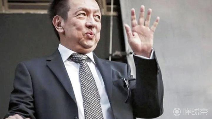 林荣福时隔七年重返瓦伦西亚，与俱乐部高层会面