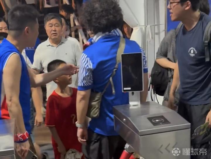徐汇警方通报:三名男子因辱骂身着非主场队服男童父亲被行政拘留