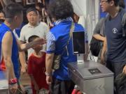 徐汇警方通报:三名男子因辱骂身着非主场队服男童父亲被行政拘留